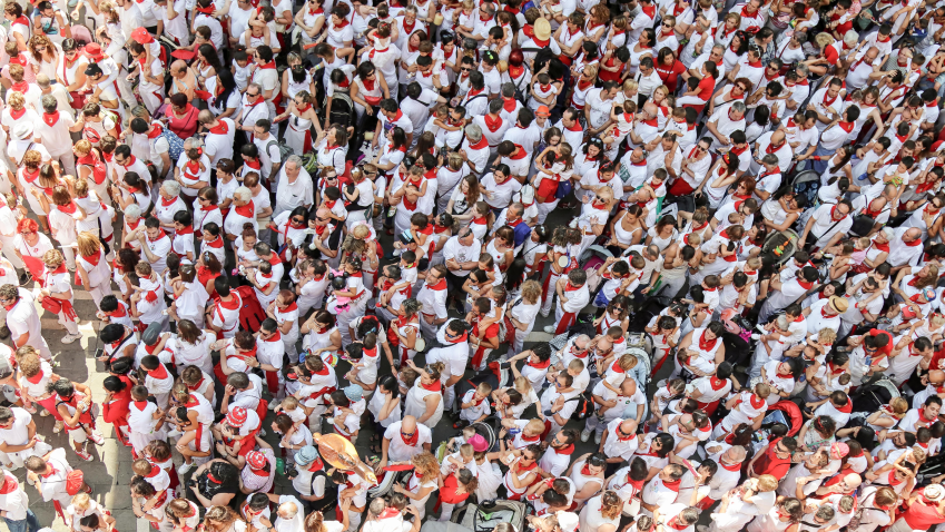 Photo de San Fermin Pamplona: https://www.pexels.com/fr-fr/photo/vue-a-vol-d-oiseau-d-un-groupe-de-personnes-1299086/